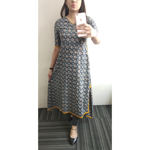 ब्लैक लेडीज़ डिज़ाइनर प्रिंटेड कुर्ती