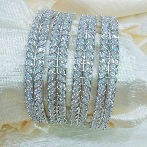 सफेद चांदी की चूड़ियाँ