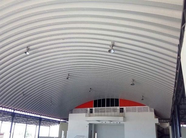 Auditorium Roofing Sheets - Arch Roof Design, Customized Sizes With Heat Resistance And High Tensile Strength, Easy To Maintain Finish