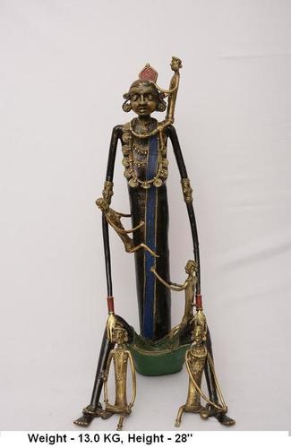 5 बच्चों के साथ पर्यावरण के अनुकूल जनजातीय महिला