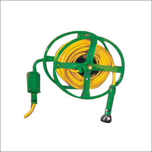 दीवार पर माउंटेड होज़ रील धारण करें