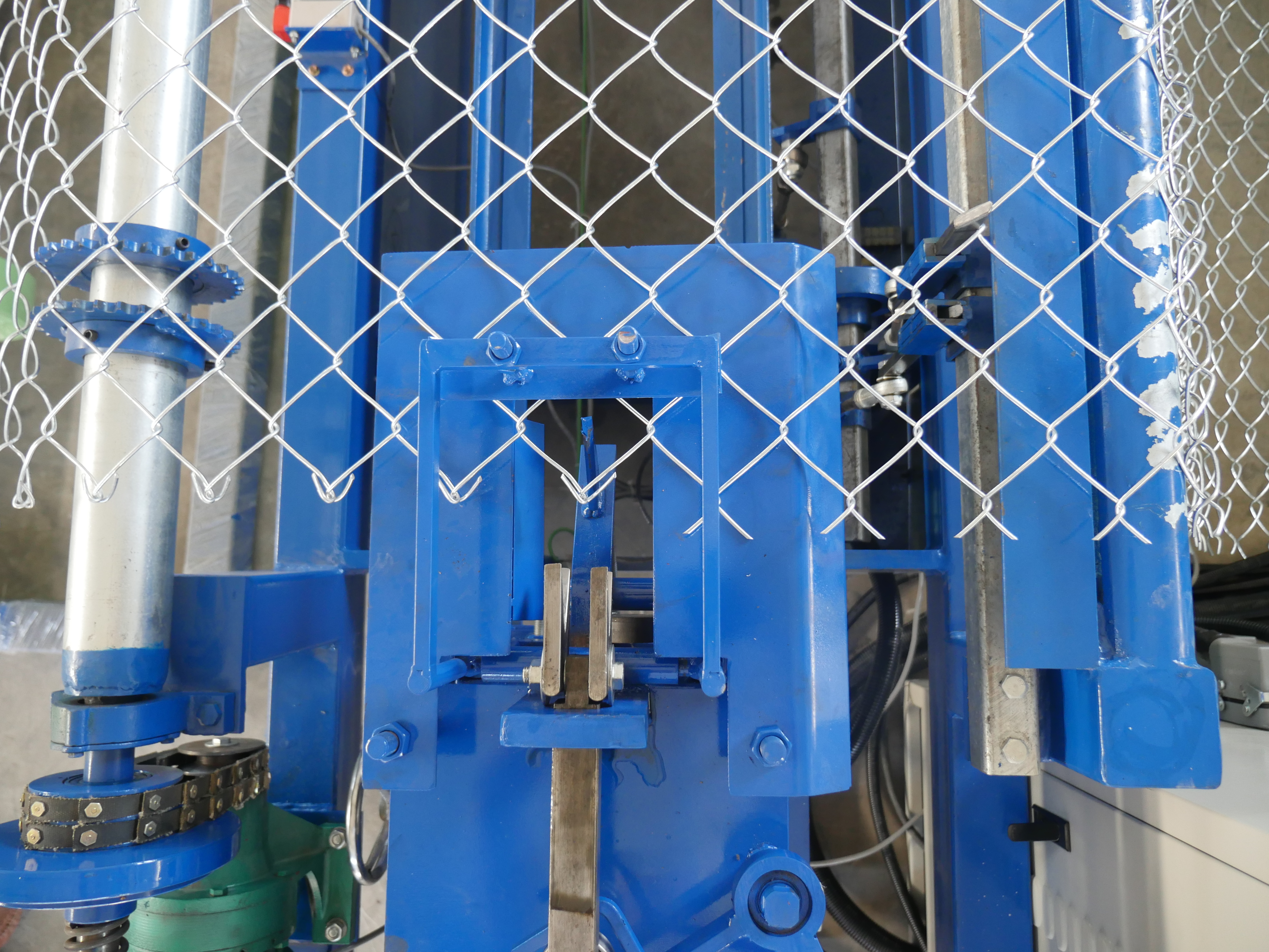 Fully Automatic Chain Link Fencing Machine Application: Construction