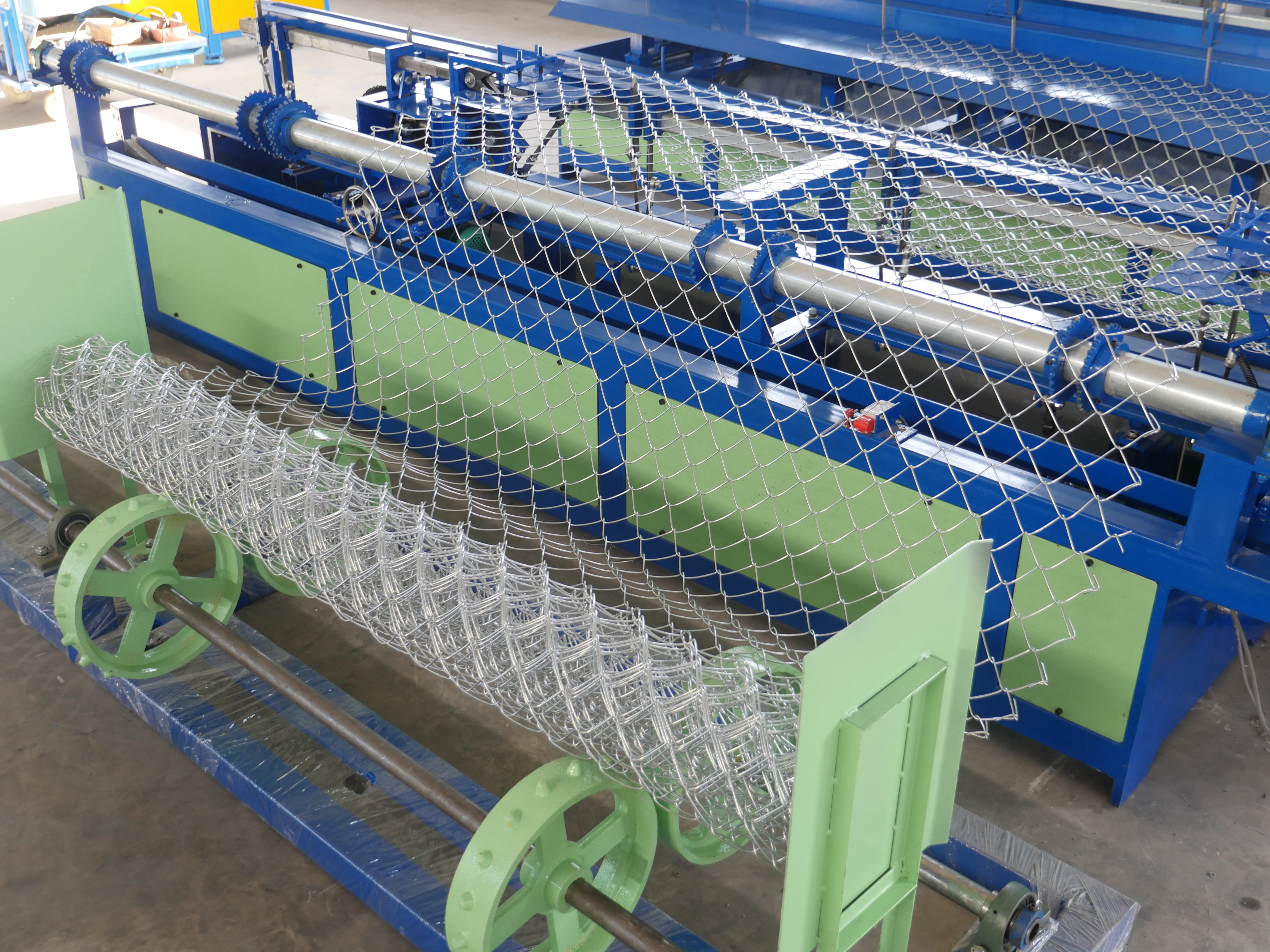 Fully Automatic Chain Link Fencing Machine Application: Construction
