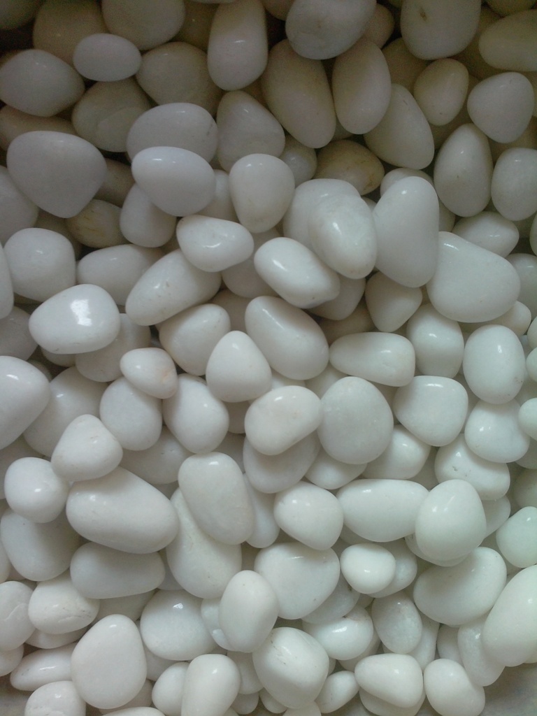 Primium Quality Machine Polished Snow White Glossy Pebbles Stone Lanscaping And Garden Tree Decoration Solid Surface