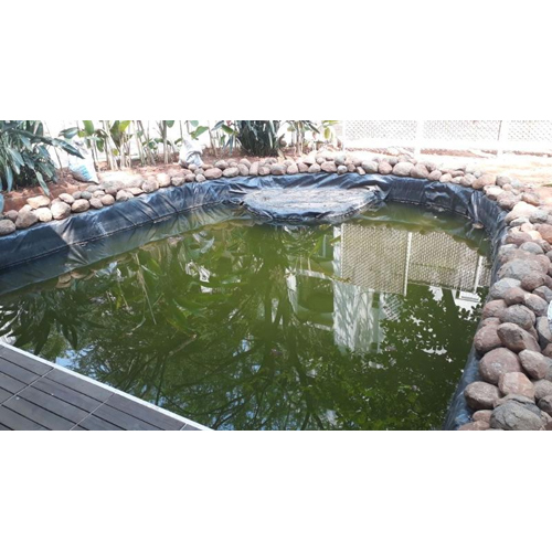 हाथ से बनाई गई तालाब की लाइनिंग