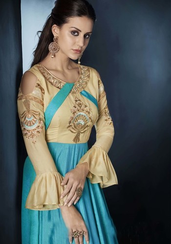 चित्र के अनुसार भारी कढ़ाई वाले सूट