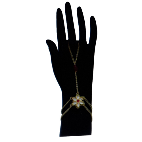 महिलाओं के लिए ट्रेंडी डिज़ाइन हाथ फूल