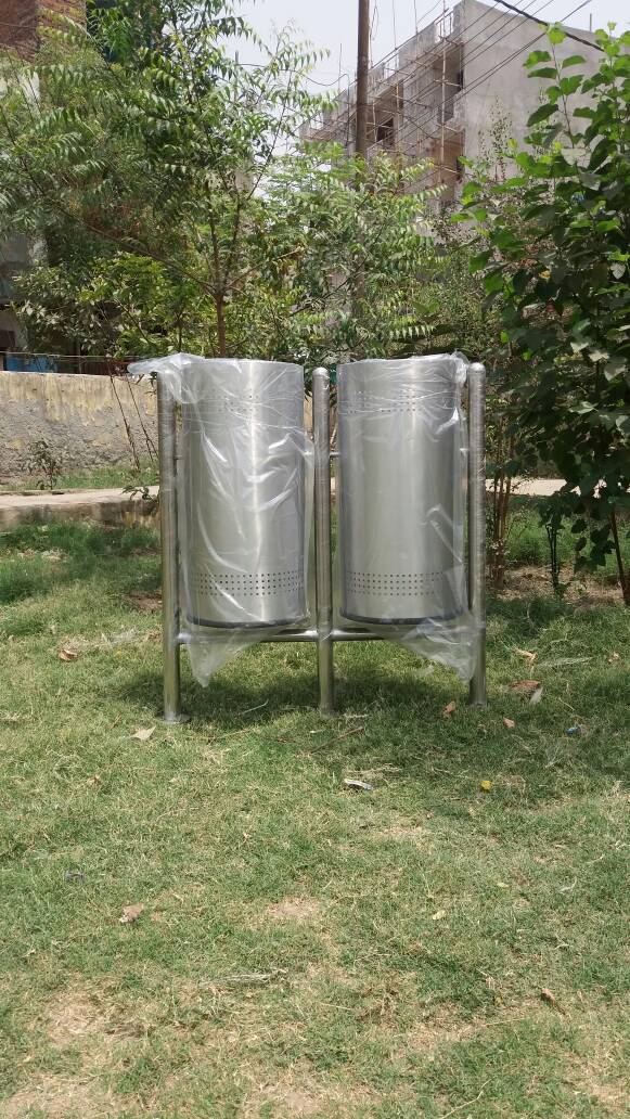 Pole Mounted Double & Single Dustbin