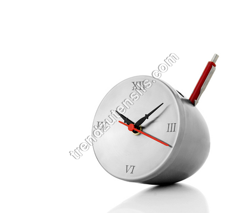 Dancing Table Clock with Pen Holder