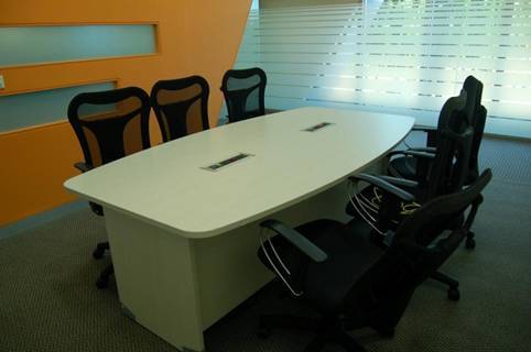 नाव के आकार का सम्मेलन टेबल