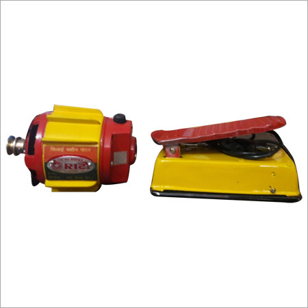 पैर के नियंत्रक के साथ सिलाई मशीन का मोटर