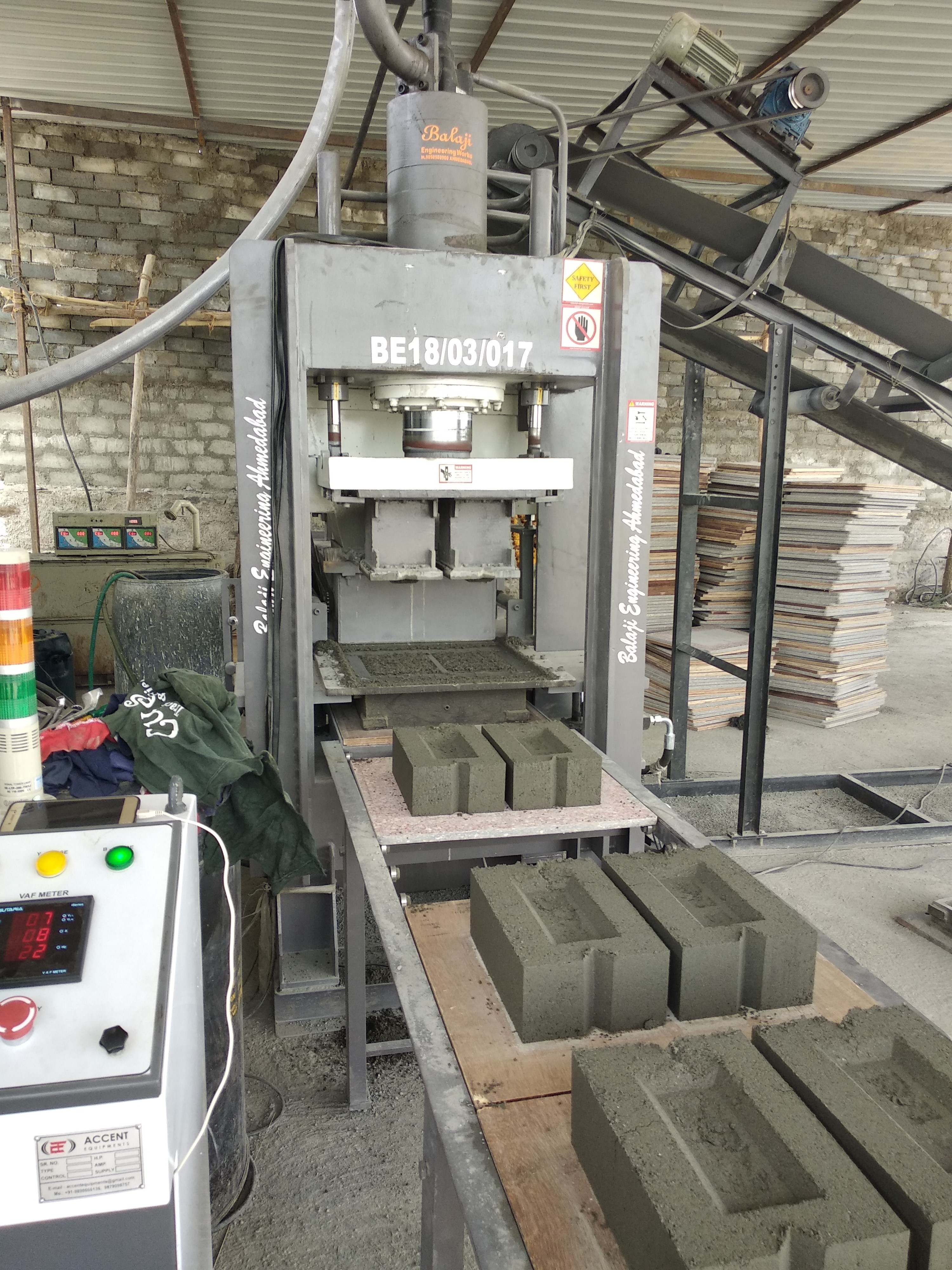 Vibro Press Machine - Automatic Hydraulic Fly Ash Brick, Block, Paver & Hollow Block Maker | Plc Controlled, Platform Vibration, 1-year Warranty