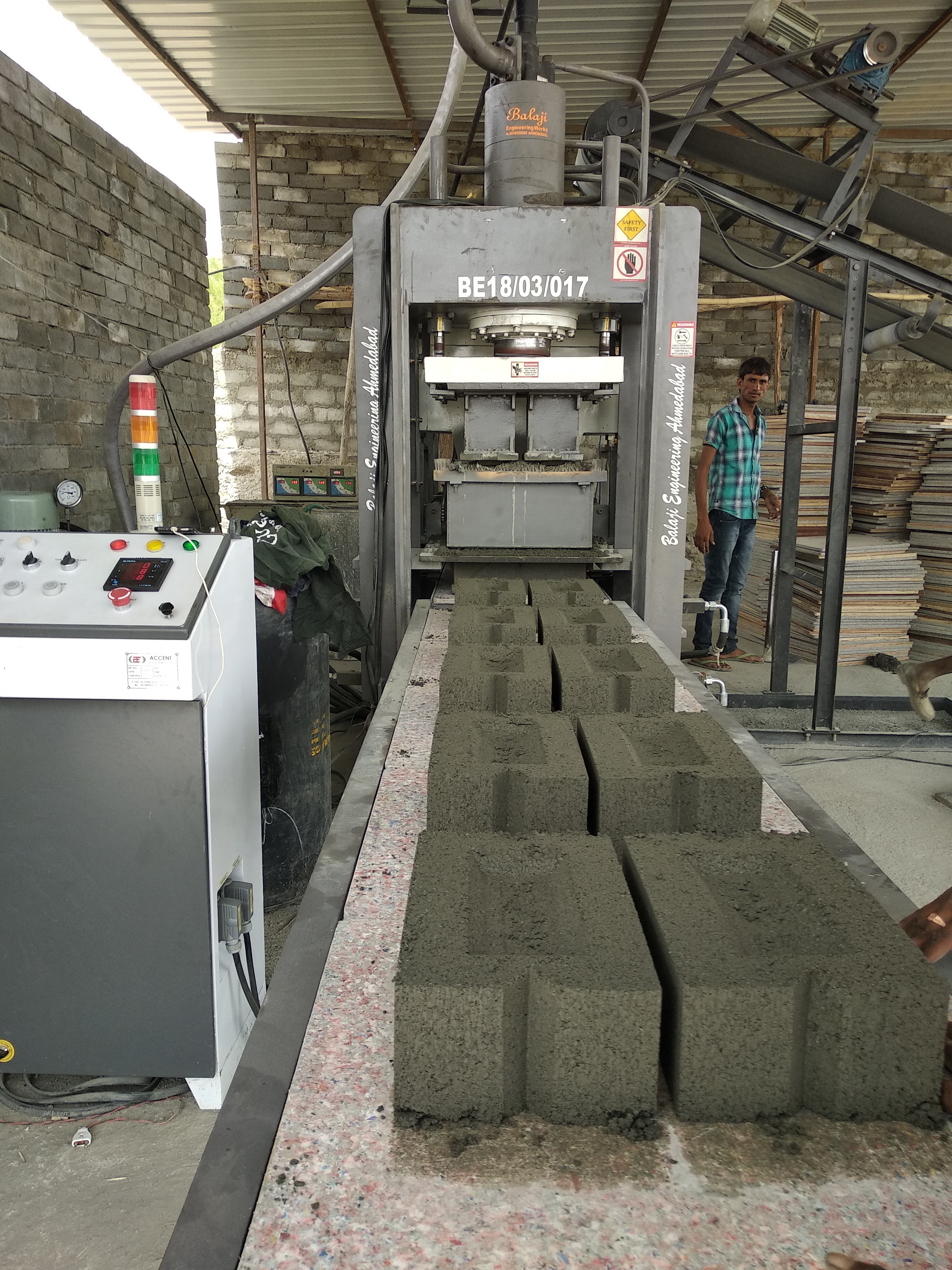 Vibro Press Machine - Automatic Hydraulic Fly Ash Brick, Block, Paver & Hollow Block Maker | Plc Controlled, Platform Vibration, 1-year Warranty