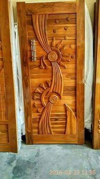 नक्काशीदार लकड़ी का दरवाजा