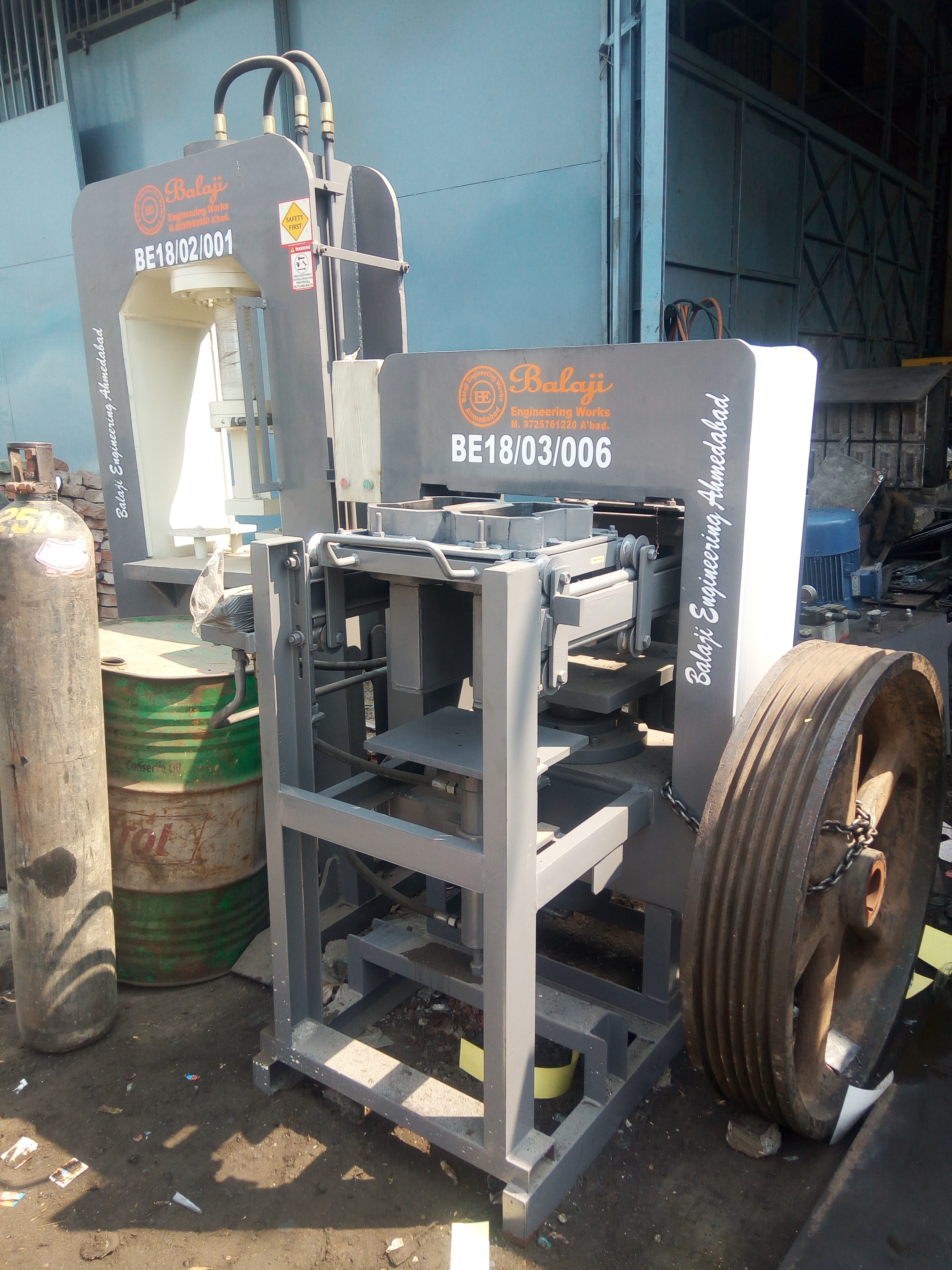 Bew - Ma5040 Hydraulic Fly Ash Bricks & Paver Making Machine - 5000 Bricks/shift, 4000 Pavers/shift, 70 Ton Capacity, 1 Year Warranty