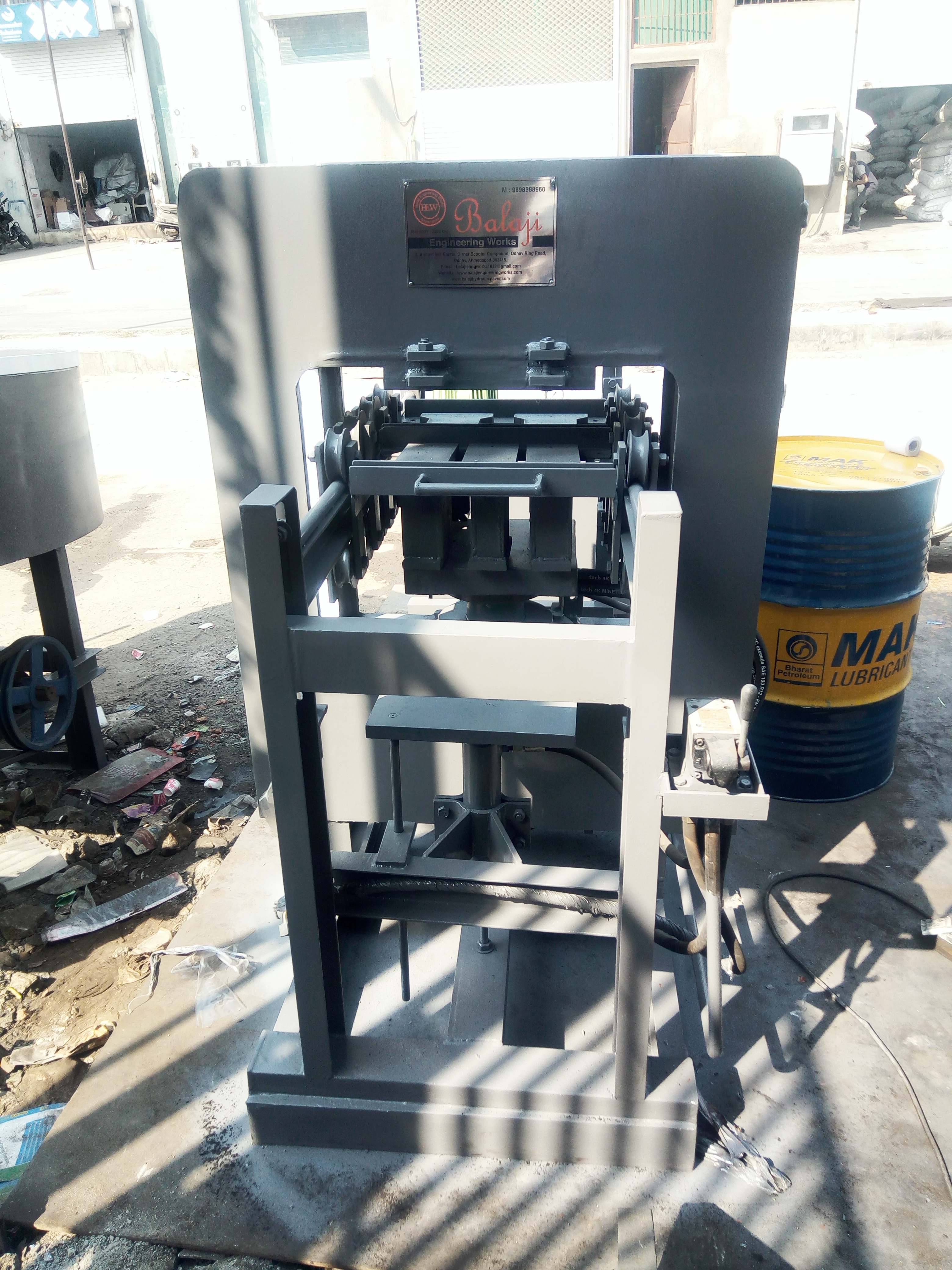 Bew - Ma5040 Hydraulic Fly Ash Bricks & Paver Making Machine - 5000 Bricks/shift, 4000 Pavers/shift, 70 Ton Capacity, 1 Year Warranty
