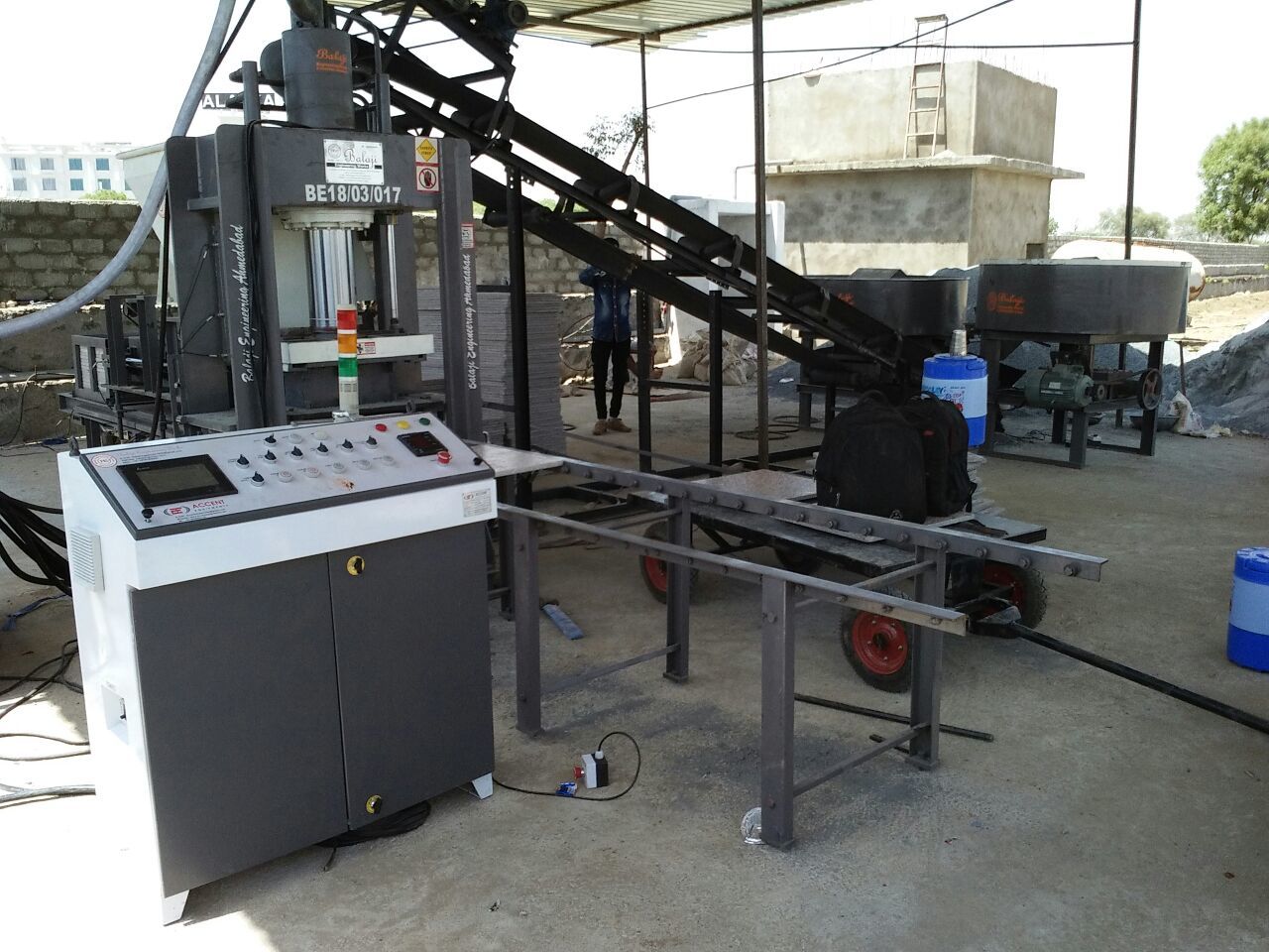 Fully Automatic Fly Ash Brick Making Machine - 2400 Bricks Per Hour, 210x130x75 Pallet Size | Plc Control Panel, Hydraulic Pressure Method, 1-year Warranty, High Production Efficiency