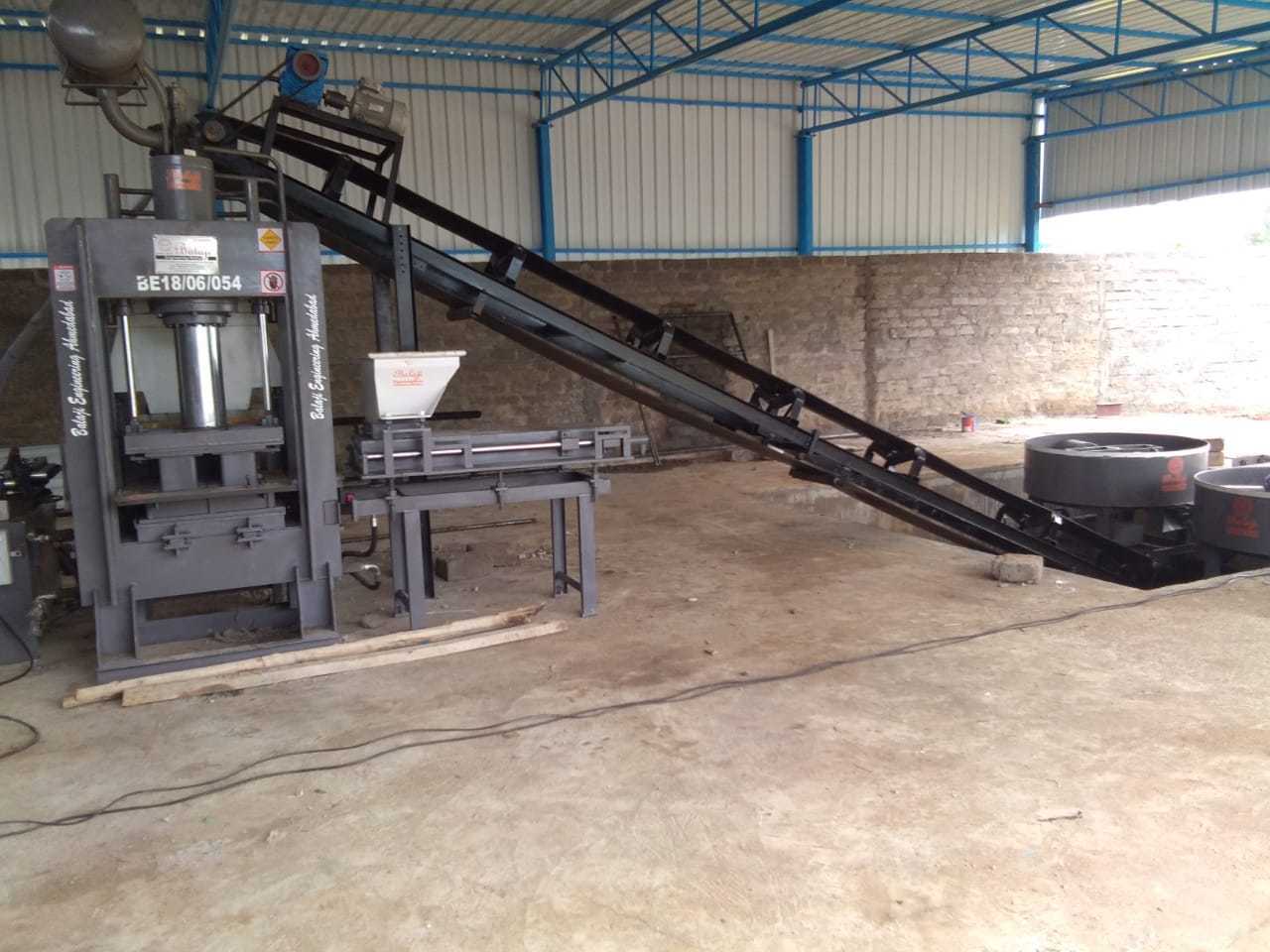 Fully Automatic Fly Ash Brick Making Machine - 2400 Bricks Per Hour, 210x130x75 Pallet Size | Plc Control Panel, Hydraulic Pressure Method, 1-year Warranty, High Production Efficiency