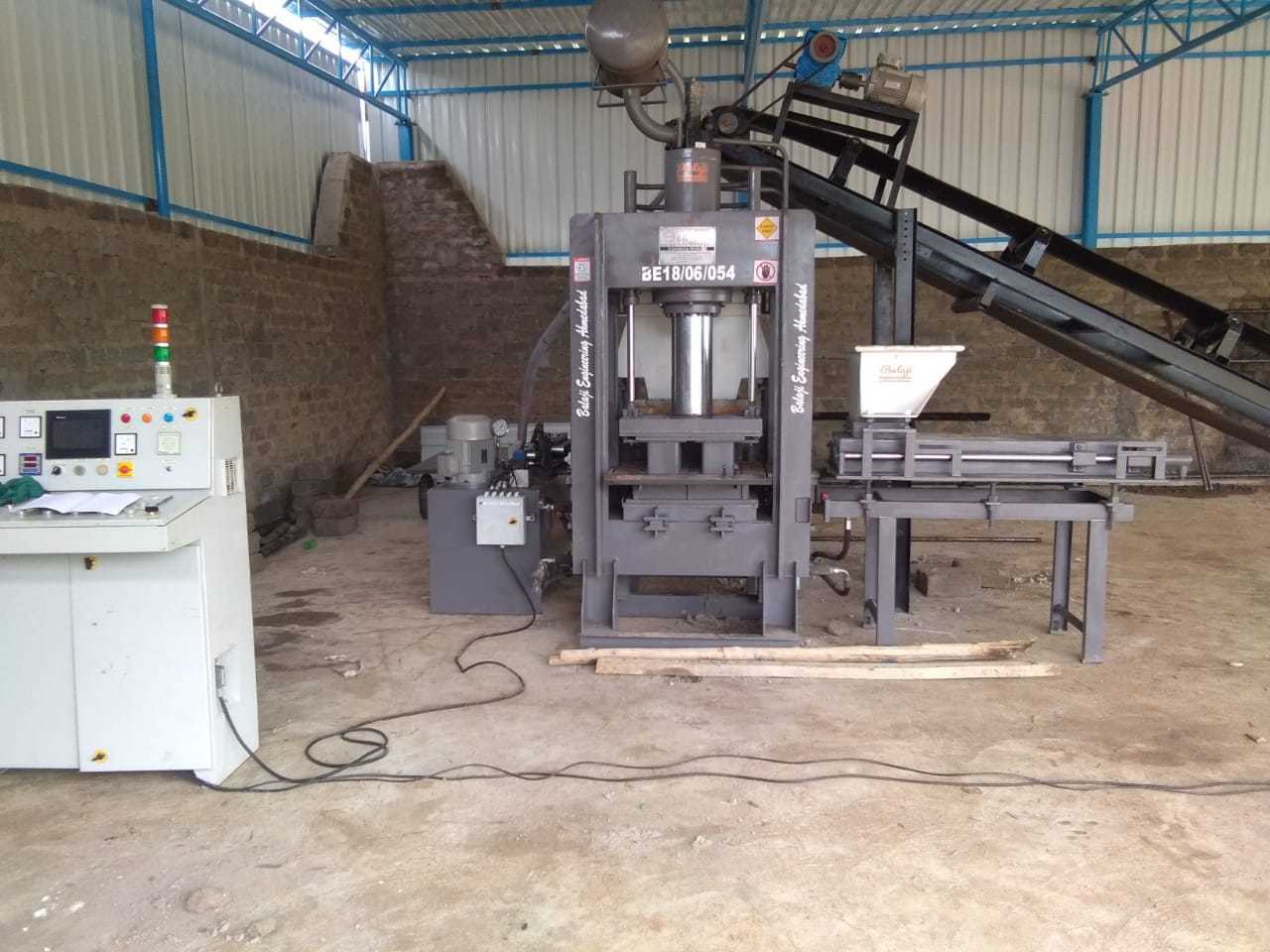 Fully Automatic Fly Ash Brick Making Machine - 2400 Bricks Per Hour, 210x130x75 Pallet Size | Plc Control Panel, Hydraulic Pressure Method, 1-year Warranty, High Production Efficiency