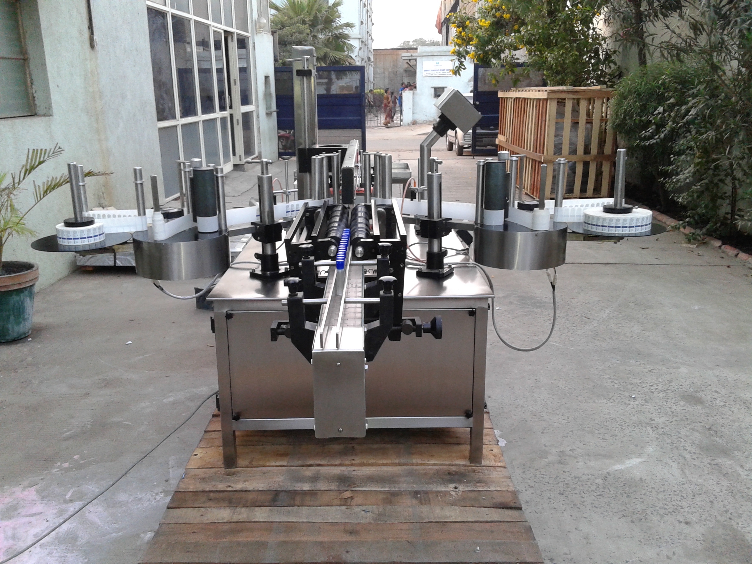 Front Back Sticker Labelling Machine Accuracy: 1 %