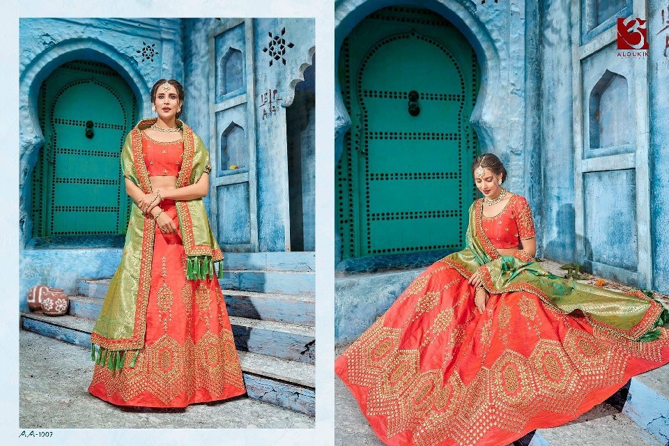 रेड पार्टी वियर लहंगा चोली