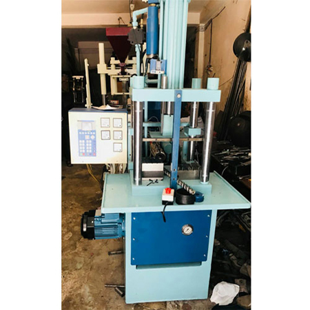 मोल्डिंग मशीन डालें