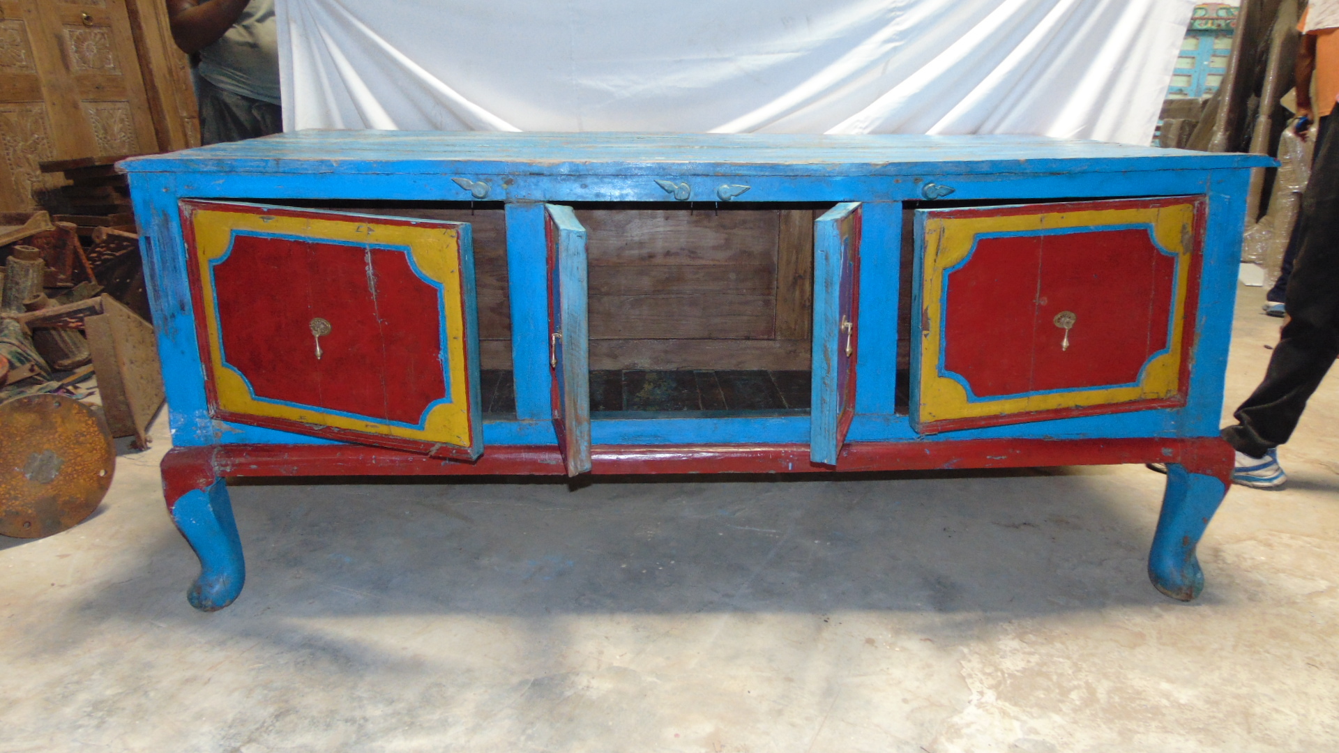 Indoor Wooden Table Length: 83 Perch