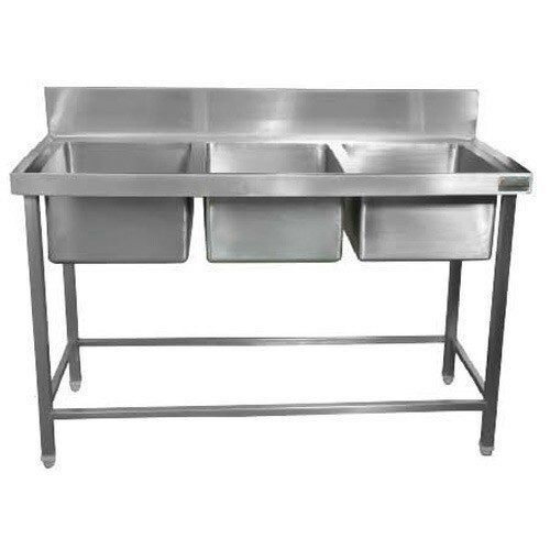 तीन सिंक के बर्तन धोने का।