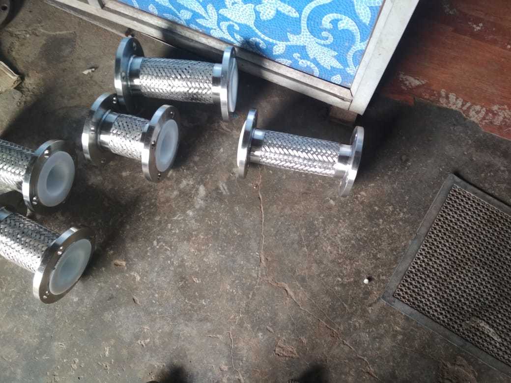 Ptfe Lined Hose - Pure Ptfe Assembly With Ss 304 Wire Braiding, 4 Bar Pressure, 270â°c Temperature, Suitable For Highly Corrosive Chemicals