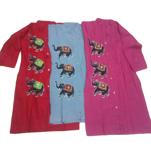 महिलाओं के हाथ से पेंट की हुई कुर्तियां