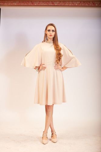 बेल स्लीव्स के साथ चोकर शॉर्ट ड्रेस NUDE