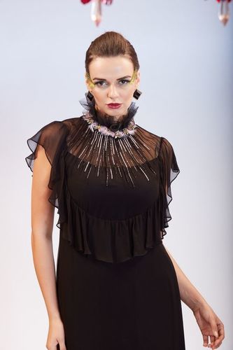 फेदर एम्ब्रॉइडरी के साथ रफल गाउन