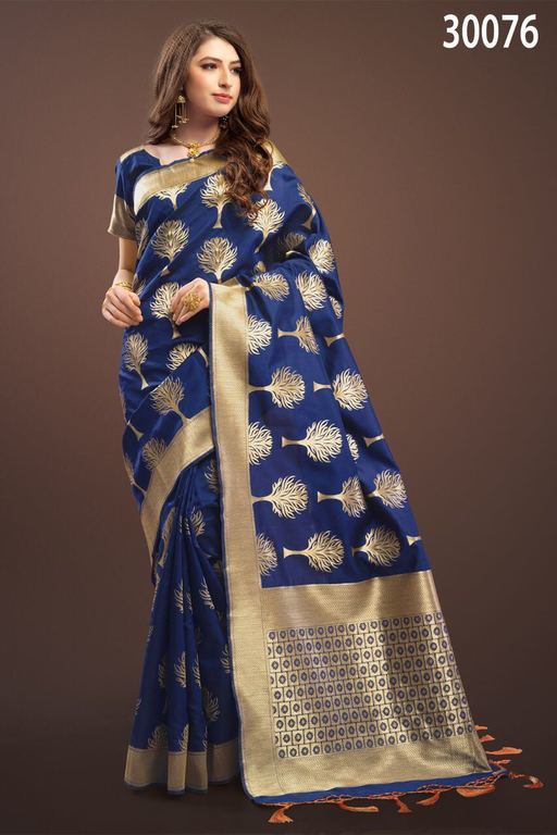 नीली और सुनहरी बनारसी सिल्क साड़ी