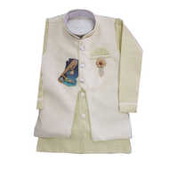 लड़के कुर्ता पायजामा की बौछार करते हैं