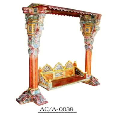 कोण वाली पेंटेड एंटीक्स झुल्ला