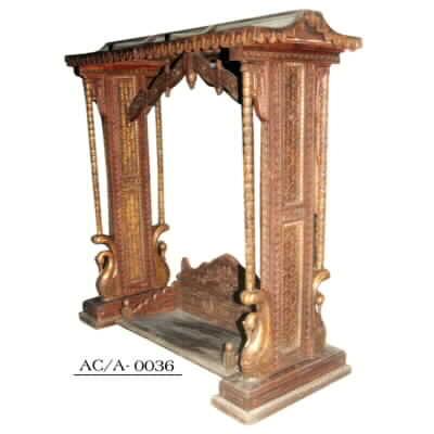 लकड़ी का नक्काशीदार झूल