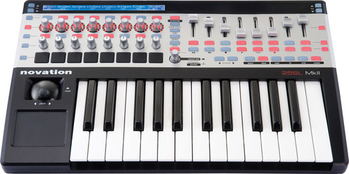 Novation 25 SL MkII एक पेशेवर MIDI कीबोर्ड कंट्रोलर है, जो सटीक और विविधता की आवश्यकता को पूरा करने के लिए डिज़ाइन किया गया है। यह कई प्रकार के संगीत सॉफ़्टवेयर और हार्डवेयर के साथ संगत है, जिससे यह स्टूडियो और मंच पर इसके उपयोग के लिए एक आदर्श उपकरण बनता है। इसकी अत्याधुनिक कार्यात्मकता और उपयोग में आसान डिजाइन इसे संगीतकारों और उत्पादकों के बीच लोकप्रिय बनाता है।