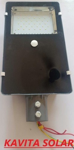 पीर सेंसर के साथ ब्लैक सोलर 12w एलईडी स्ट्रीट लाइट