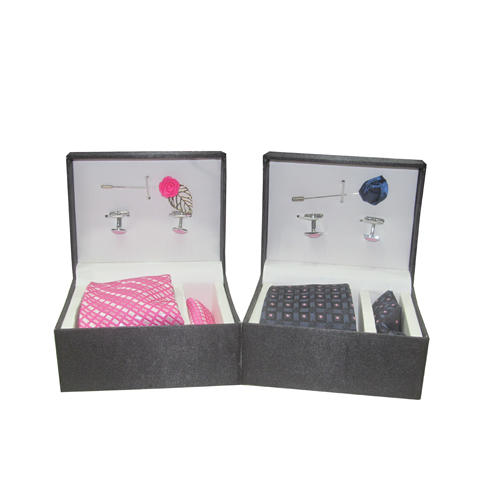 कफ़लिंक सेट के साथ पुरुषों की पोल्का डॉट टाई