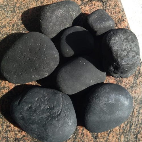 तराशा हुआ काला कंकड़ पत्थर