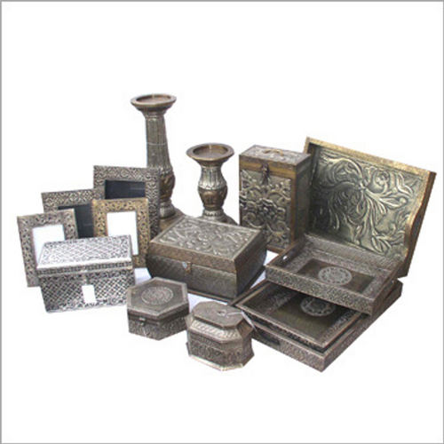 खुदी हुई धातु के साथ तैयार की गई लकड़ी की उपहार वस्तु