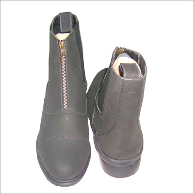 फ्रंट ज़िप के साथ एंकल लेंथ राइडिंग बूट्स