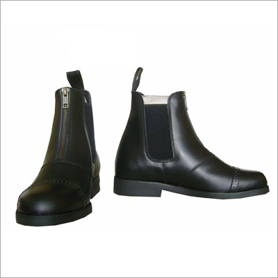 सामने की ज़िप के साथ चमड़े की राइडिंग बूट्स