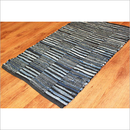 ब्लैक एंड व्हाइट स्वेड रग