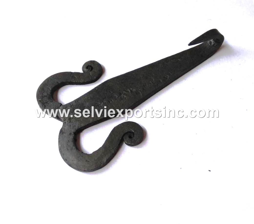 Hand Forged Celtic Curve Belt Hook Length: 3.5 Inch (In)