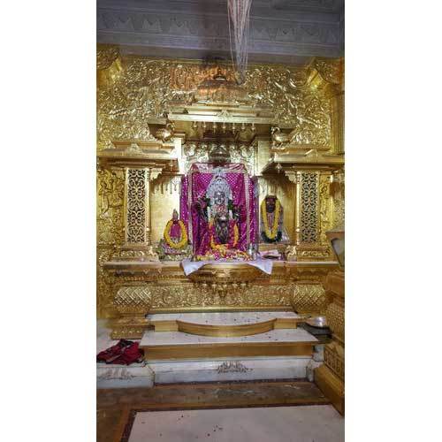 सोने की परत चढ़ी पत्तेदार दीवार