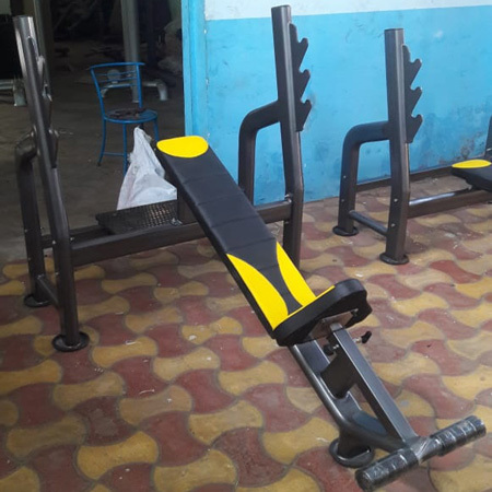 Incline Bench Press का उपयोग ऊपरी शरीर की मांसपेशियों को मजबूत करने के लिए किया जाता है। यह विशेष रूप से चेस्ट, शोल्डर और ट्राइसेप्स पर लक्षित है। इस बेंच की ढलान स्थिति आपको उत्तम परिणाम प्राप्त करने में मदद करती है।
