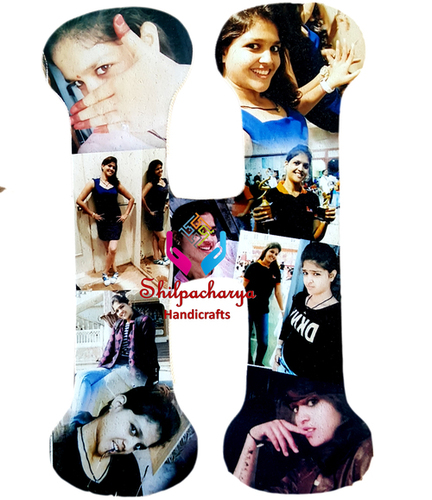 लकड़ी का एच अक्षर वॉल हैंगिंग फोटो कोलाज