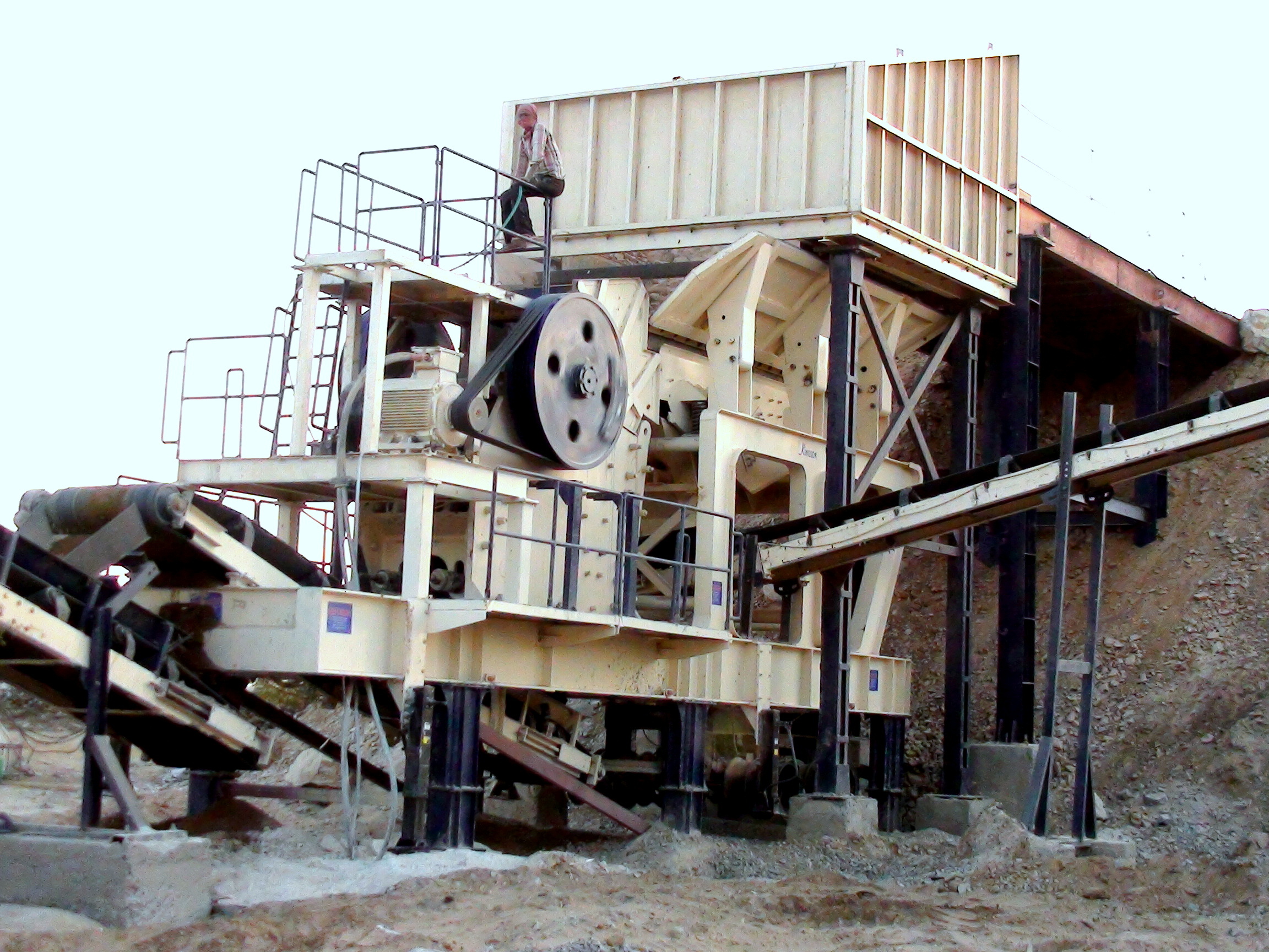 Mobile Crushing Plant - Steel, 12m X 3m X 4m, 100-200 Tph | High Mobility, Cost-effective, Compact Design, Easy Operation, Reduced Logistics
