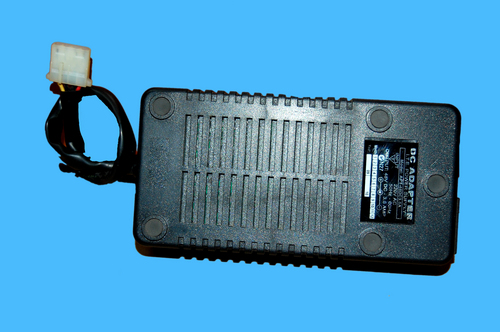 डीसी एडाप्टर